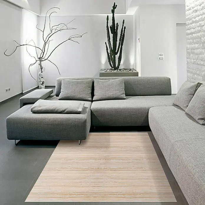 Alfombra de bambú Cool - Yeso, 90 x 60 cm - Alfombra de suelo clara y rayada en una sala de estar decorada modernamente con un sofá gris y decoración minimalista.