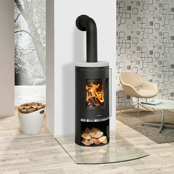Justus Kaminofen Faro 2.0 - 6 kW, Raumheizvermögen: 115 m³, Verkleidung: Stahl/Kalkstein Cream, Schwarz - Ein moderner Kaminofen von Justus mit Holzfach und Glasplatte. Genießen Sie die Wärme und das Ambiente.