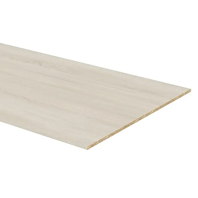 Finsa Tablero de melamina - Caledonian Oak, 244 x 60 x 1,6 cm - Primer plano de un tablero de aglomerado de madera con una veta clara, ideal para la construcción de muebles y el acabado interior.