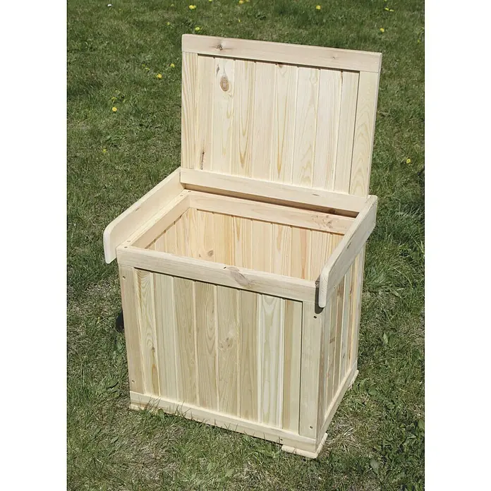 Promadino Auflagenbox Patrick - 56 x 43 x 56 cm, Holz, Natur, Ohne Auflage, Mit Sitzfunktion - Eine Holzkiste mit offenem Deckel steht im Gras. Die Truhe aus hellem Holz ist ideal zur Aufbewahrung und Dekoration im Garten.