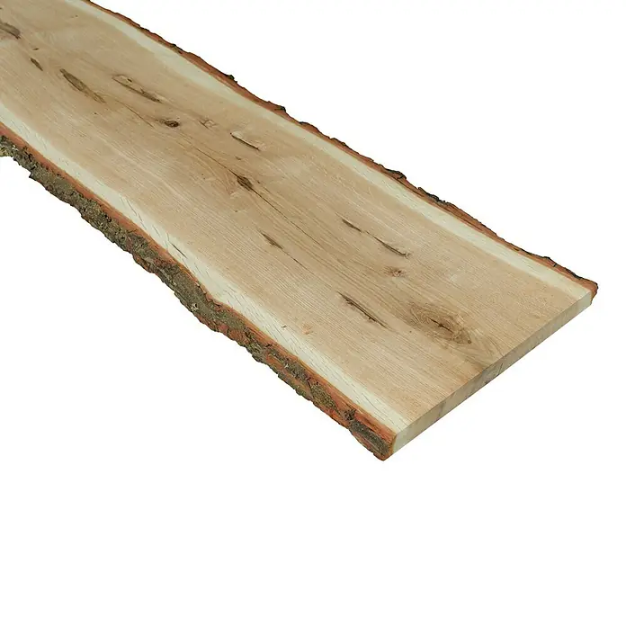 Blockware - Eiche, Anfallende Breite: 26 cm - 30 cm, 120 x 2,6 cm - Nahaufnahme einer naturbelassenen Holzbohle mit Baumkante, ideal für rustikale Möbelprojekte und dekorative Akzente.