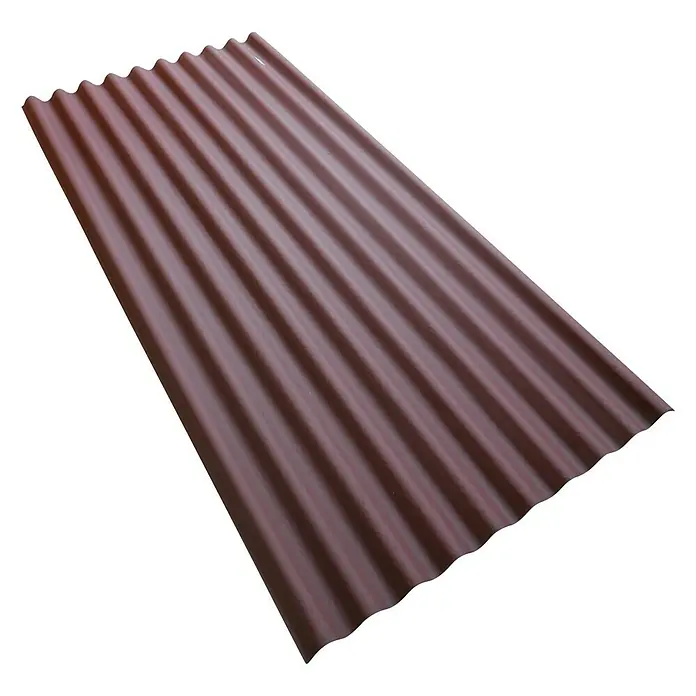 Lámina corrugada - Otros, Rojo - Primer plano de una chapa para techos ondulada de color marrón. Está hecha de metal y refleja la luz gracias a su forma.