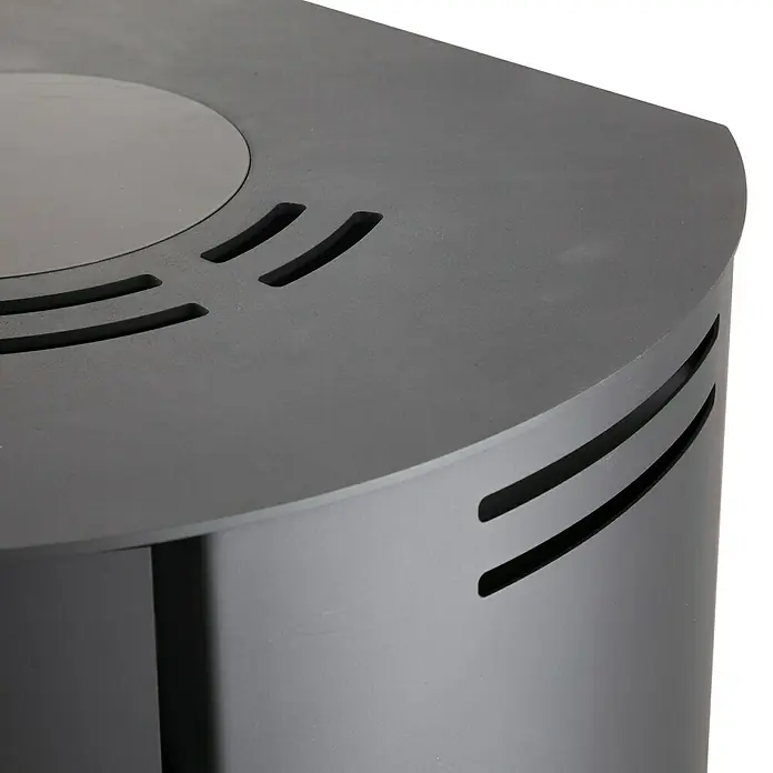 Aduro Kaminofen 1-4 - 6 kW, Raumheizvermögen: 334 m³, Material Verkleidung: Stahl, Schwarz - Nahaufnahme eines modernen schwarzen Heizgeräts mit eleganten Schlitzen für optimale Wärmeableitung.