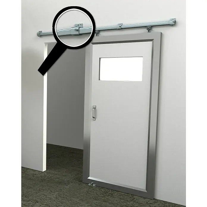 HBS Betz Schiebetorbeschlag Typ 30 - 200 cm, Traglast: 180 kg, Wandmontage, Einsatzbereich: Stallungen - Bild einer Edelstahltür mit Schiebemechanismus. Hervorgehoben ist das Detail der Schienenaufhängung mit einer Lupe.