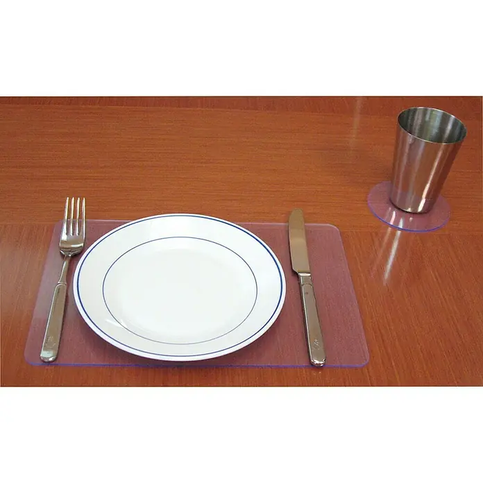 Navyline Tisch-Set - L x B: 29 x 19 cm, Transparent - Ein gedeckter Tisch mit einem weißen Teller, einer Gabel und einem Messer auf einem transparenten Tischset, neben einem Edelstahlbecher.