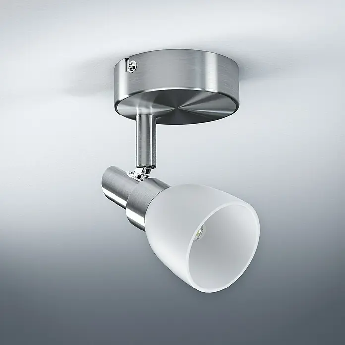 Osram LED-Deckenstrahler 827 - 2 W, L x B x H: 8 x 8 x 14,2 cm, Weiß/Silber, Warmweiß - Nahaufnahme einer silbernen, modernen Deckenleuchte mit einem weißen Lampenschirm, die an einer weißen Decke befestigt ist.