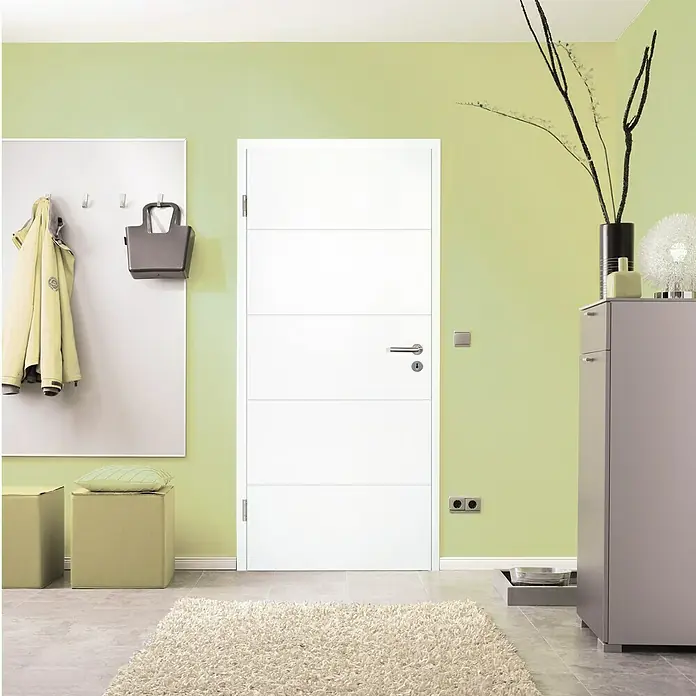 Kilsgaard Wohnungseingangstür Lines 57/14 SK1 KK2 - Klimaklasse nach RAL: II, 860 x 1.985 mm, DIN Anschlag: Links, Weiß lackiert, ähnlich RAL 9010 - Eine moderne weiße Innentür mit horizontalen Zierleisten, die sich nahtlos in ein stilvolles, hellgrünes Interieur einfügt.