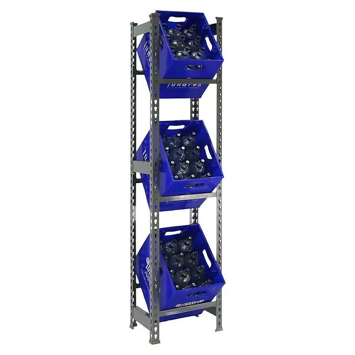 Simonrack Simonbottle Getränkekistenregal Bottleclick - H x B x T: 180 x 40 x 30 cm, Traglast Einlegeboden: 100 kg, Anzahl Böden: 3 Stk., Stecken, Grau - Ein Regal mit drei blauen Kisten, die mit Glasflaschen gefüllt sind. Das Regal ist aus Metall gefertigt und die Kisten sind schräg angeordnet.