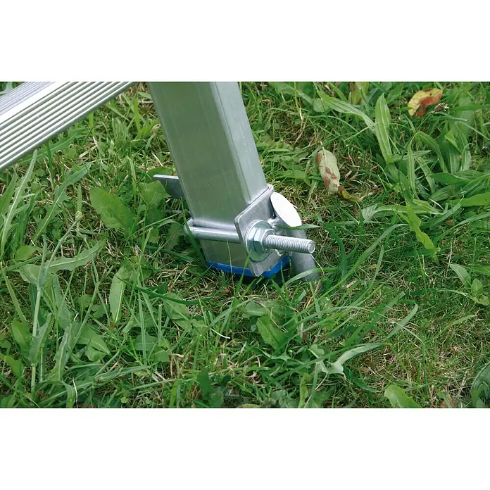 Krause Leiterspitzen-SetGeeignet für: Holmquerschnitt 64 x 25 mm bis 97 x 25 mm, Aluminium, 1 Stk. - Nahaufnahme von höhenverstellbaren Gerüstbeinen, die Stabilität und Anpassungsfähigkeit auf unebenem Untergrund gewährleisten.