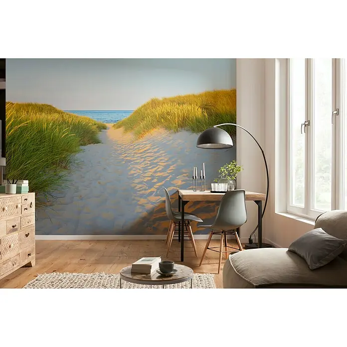 Komar Fototapete Sandy Path - 8 -tlg., B x H: 368 x 254 cm, Papier - Wohnraum mit einer fotorealistischen Tapete einer Dünenlandschaft, die eine entspannende Atmosphäre schafft.