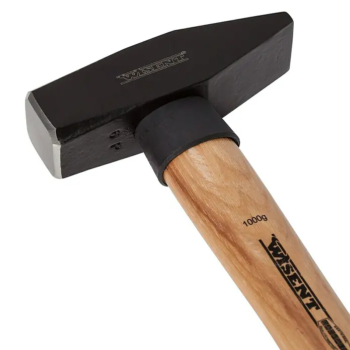 Wisent Schlosserhammer - 1.000 g, Holz Hickory - Nahaufnahme eines schwarzen WISENT-Hammers mit Holzgriff, der Stärke und Zuverlässigkeit für verschiedene Aufgaben verspricht.