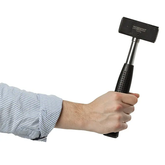 Wisent Mazo - 1.000 g, Acero, Mango de acero - Primer plano de un hombre sosteniendo un mazo negro, perfecto para proyectos de construcción y bricolaje.