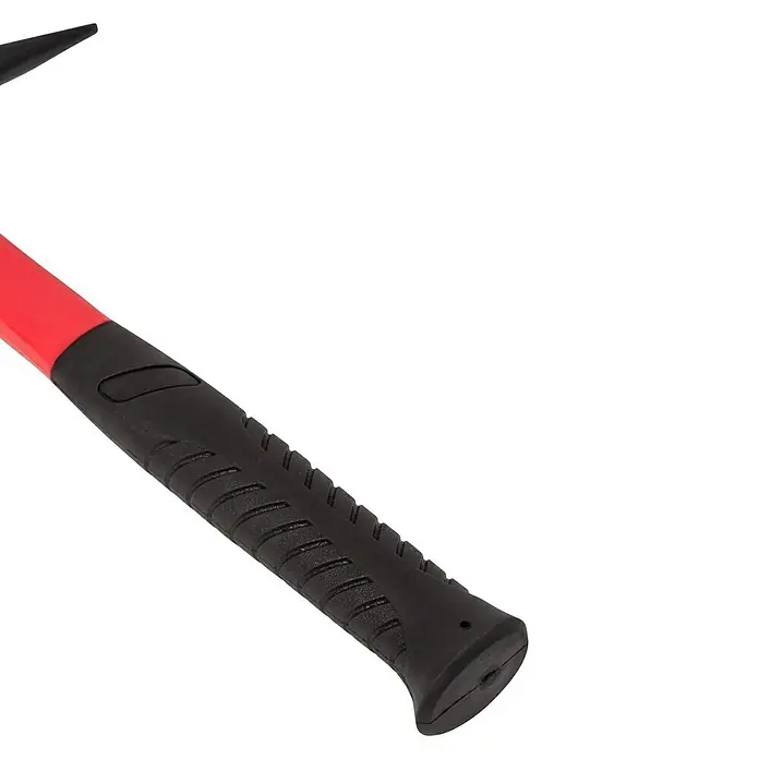 Wisent Zimmermannshammer - 600 g, Glasfaser, Magnetischer Nagelhalter - Nahaufnahme eines Maurerhammers mit rotem Griff und schwarzem, strukturiertem Griffbereich für sicheren Halt.