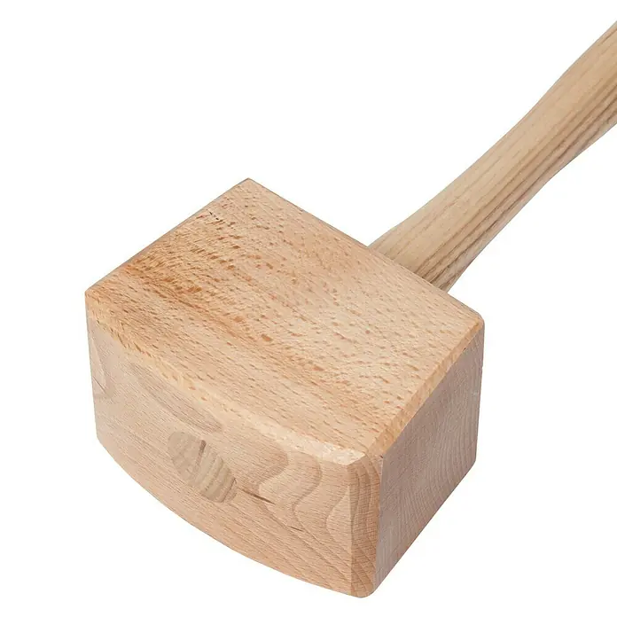 Heka SchreinerklüpfelMaße Kopf: 100 x 60 mm, 4-Kant - Nahaufnahme eines Holzhammers mit hellem Holzgriff und quadratischem Kopf, der die natürliche Maserung des Holzes zeigt.
