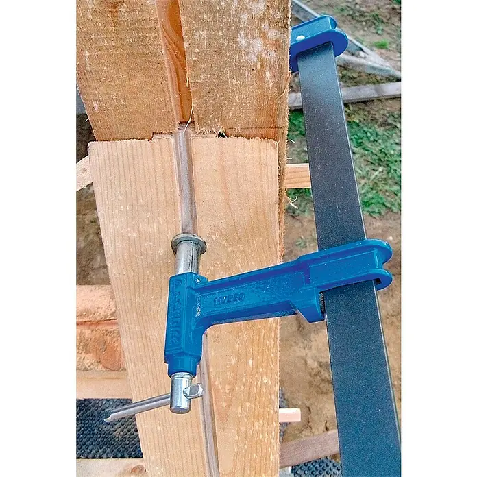 Piher Sargento R-40 - Anchura de sujeción: 400 mm, Fuerza de tensión: 1.000 N, Apertura máxima: 150 mm - Una abrazadera de palanca azul sujeta firmemente tablas de madera, asegurando una unión fuerte para proyectos de construcción.