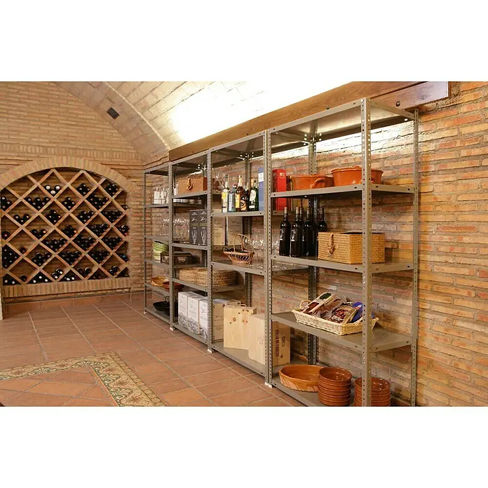 Simonrack Simonclassic Metallregal Advantage - H x B x T: 180 x 90 x 40 cm, Traglast pro Boden: 75 kg, Anzahl Böden: 5 Stk., Schrauben, Grau - Weinlagerregal aus Metall mit Vorräten, wie Wein, Geschirr und Korbwaren. Die Regale stehen in einem Raum mit Ziegelwänden und einem Weinkeller.