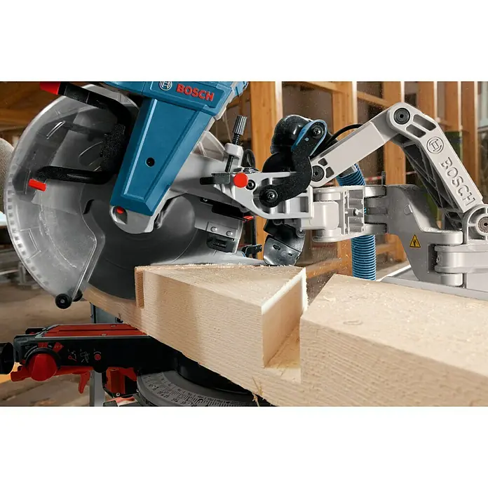 Bosch Professional Kapp- & Gehrungssäge GCM 12 GDL - 2.000 W, Durchmesser Sägeblatt: 305 mm, Leerlaufdrehzahl: 4.000 U/min - Eine Bosch Kapp- und Gehrungssäge schneidet ein Holzstück. Präzise Schnitte für professionelle Holzbearbeitung mit Bosch Werkzeugen.