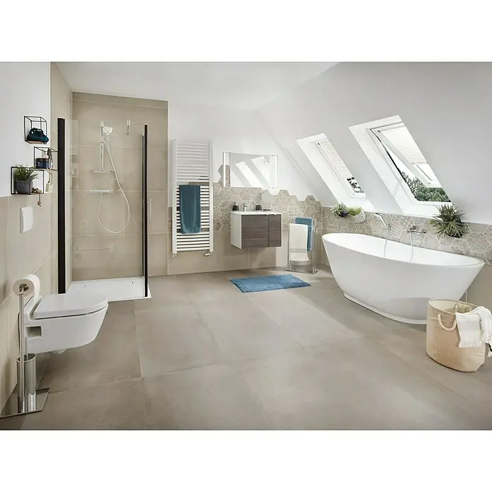 Camargue Freistehende Badewanne Phoenix - L x B: 168 x 86 cm, Sanitäracryl, Weiß - Helles Badezimmer mit Badewanne und Dusche. Die Einrichtung ist modern und stilvoll, mit viel Tageslicht.
