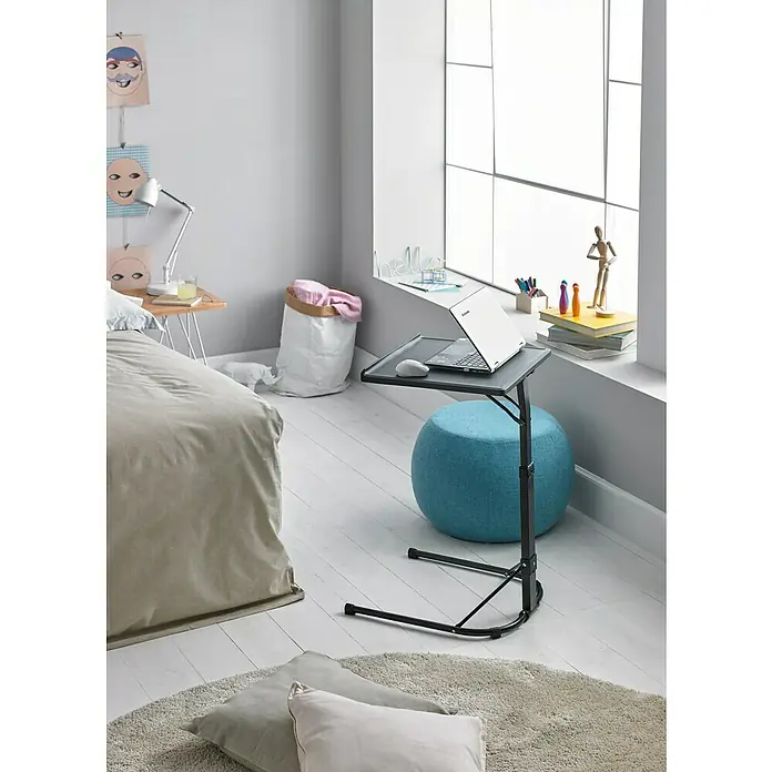 Mesa plegable Multitable - L x An x Al: 43 x 49 x 73 cm, Negro - Primer plano de una mesa para portátil con portátil y ratón, ideal para usar en la cama o en el sofá.