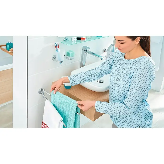 Tesa Smooz Handtuchhalter - 2-armig, Chrom, Glänzend - Ein chromfarbener Handtuchhalter mit zwei Handtüchern in einem modernen Badezimmer, das Funktionalität und Stil vereint.