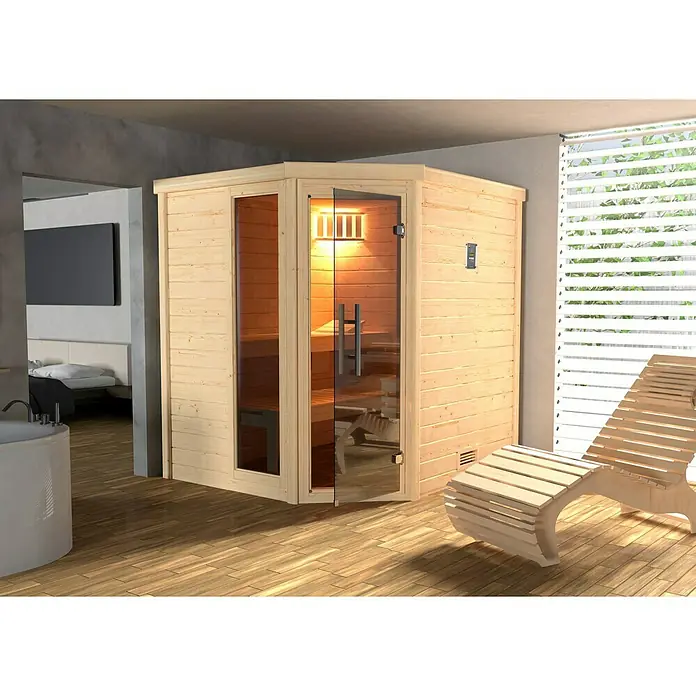 Weka Massivholzsauna Turku 1 GTF Sparset - Bioofen, Steuerung Ofen: Extern, Mit Fenster, L x B x H: 178 x 195 x 205 cm - Eine moderne Ecksauna aus hellem Holz mit Glasfront und einer Liege im Vordergrund, die zum Entspannen einlädt. Die Sauna verspricht pure Entspannung.