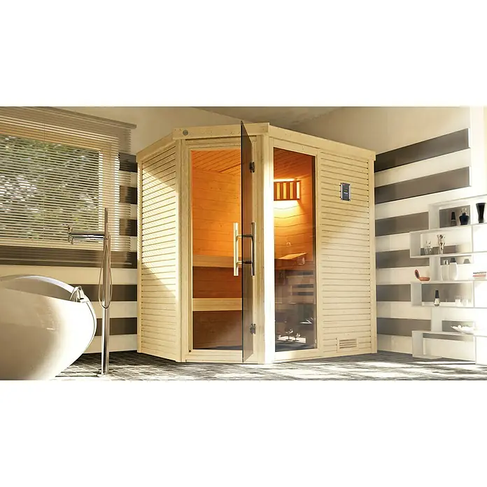 Weka Massivholzsauna Cubilis 2 GTF - Ohne Ofen, L x B x H: 195 x 195 x 205 cm - Innenaufnahme einer modernen Sauna mit Holzwänden und Glastür in einem Badezimmer mit Badewanne und Regalen.
