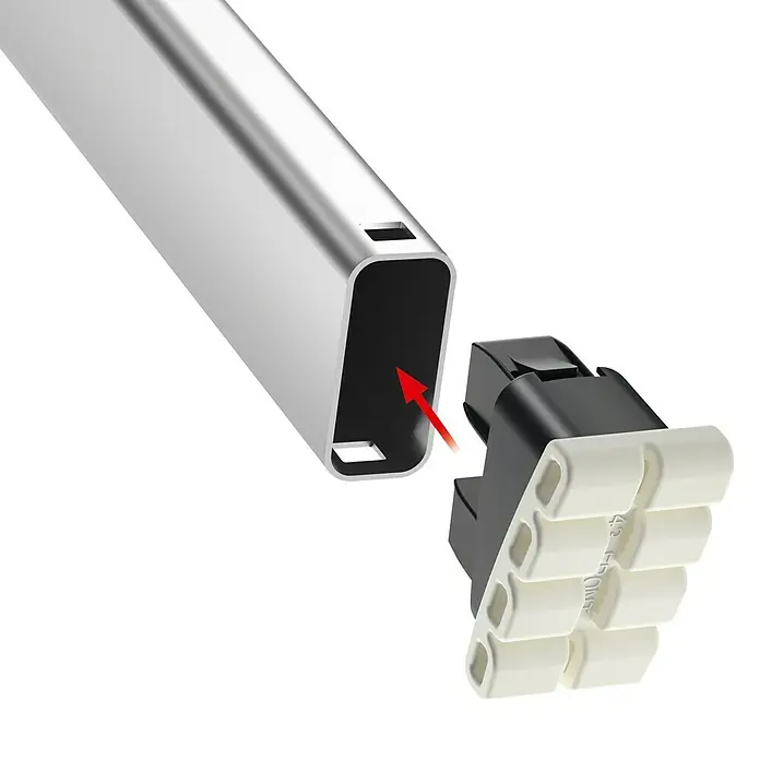 Hailo Wechselfuß-Set Easy Clix Living L - Passend für: Hailo Stufenstehleitern (ab Baujahr 2015) - Aluminiumprofil mit schwarzem Einsatz, der in das Profil eingeführt wird. Detailaufnahme eines Verbindungselements für ein Aluminiumprofil.