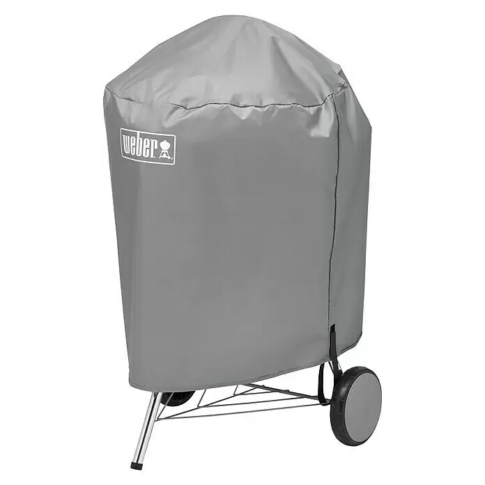 Weber Barbacoa redonda con tapa Original Kettle Premium + Funda - Diámetro de la superficie de la parrilla: 57 cm, Negro - Funda gris Weber para barbacoa de tela protectora, cubriendo una barbacoa con ruedas y patas visibles.