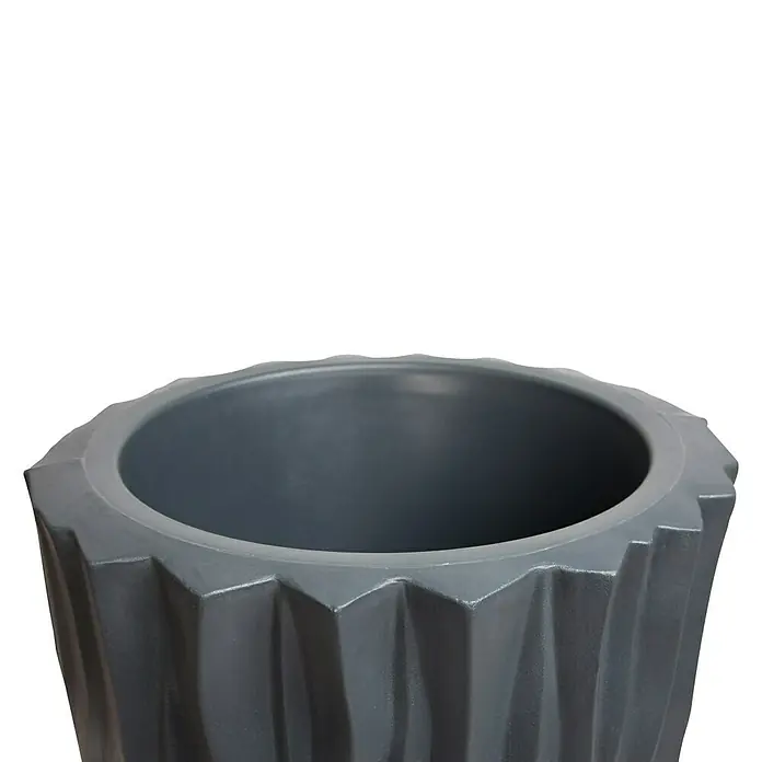Arves Regenspeicher Alana - 160 l, Anthrazit - Nahaufnahme eines grauen, zylindrischen Pflanzgefäßes mit geometrischem Muster. Ideal für moderne Gärten und Innenräume.