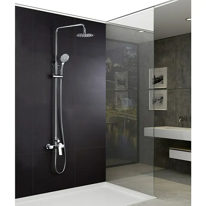 Imex Luxor Sistema de ducha - Con grifo monomando, Cromo - Columna de ducha cromada con rociador de cabeza y mano contra azulejos oscuros. Diseño de baño contemporáneo con líneas elegantes.