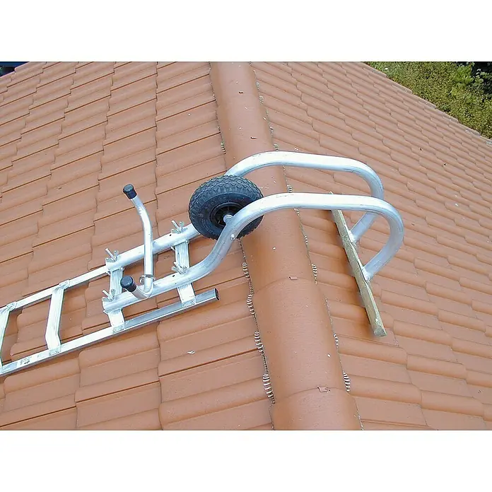 Krause First-Überwurfbügel - L x B x H: 1,1 x 0,5 x 0,6 m, Geeignet für: Dachleitern - Detailaufnahme einer Dachleiter mit Rad und Halterung auf einem Ziegeldach. Das Zubehör erleichtert die Arbeit auf Schrägdächern.