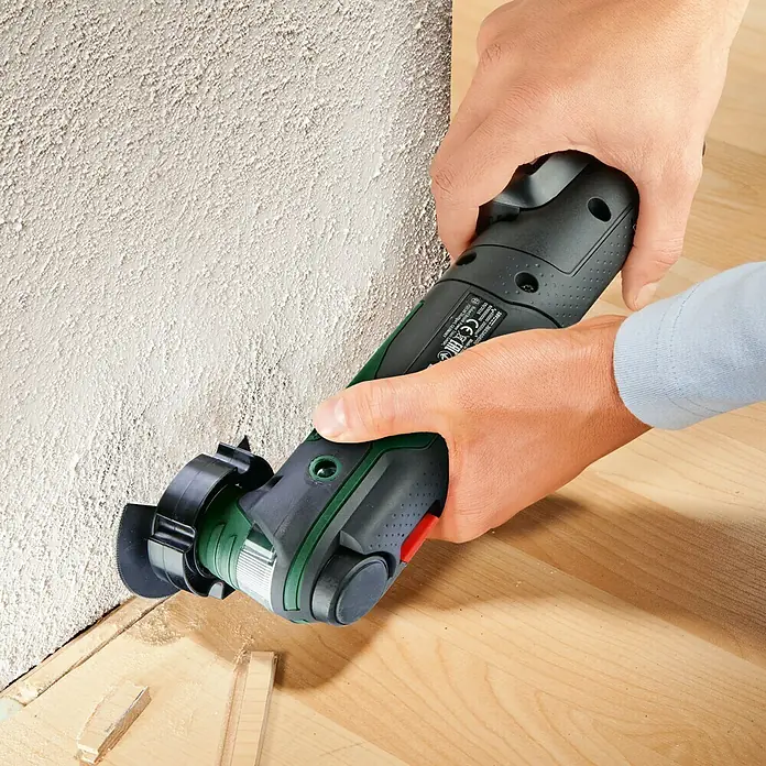 Bosch Power for All 18V Akku-Multifunktionswerkzeug AdvancedMulti 18 - 18 V, 1 Akku, 2,5 Ah - Nahaufnahme eines Bosch Multifunktionswerkzeugs in Aktion, das an einer Holzarbeit eingesetzt wird. Das Werkzeug ist in den Händen einer Person.