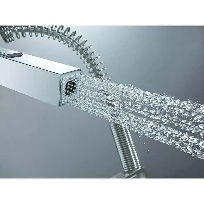 Grohe Eurocube Spültischarmatur - Chrom, Glänzend, Anzahl Strahlarten: 2 Stk. - Nahaufnahme eines modernen Küchenarmaturkopfes mit Wasserstrahl, der Design und Funktionalität vereint.\n