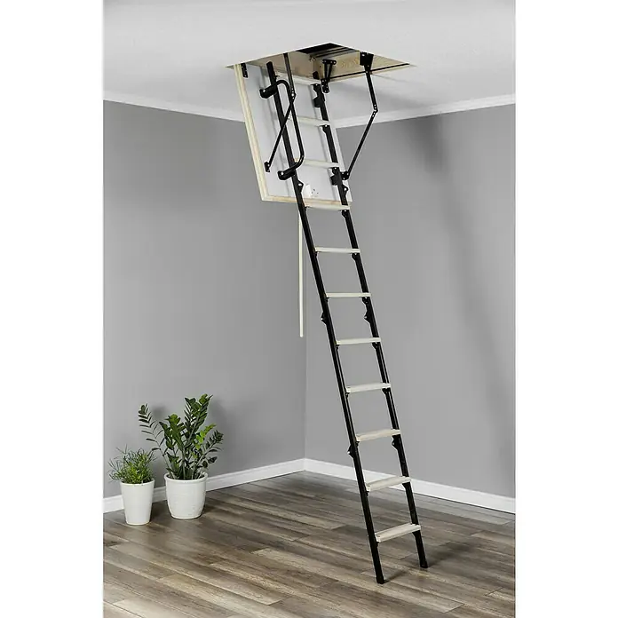 Star Stairs Bodentreppe Raumsparsam Plus - 80 x 60 cm, Wärmedämmung: 0,85 W/(m²K) - Eine Dachbodentreppe mit schwarzem Rahmen und hellen Stufen führt in den Dachboden. Zwei grüne Zimmerpflanzen stehen im Raum.