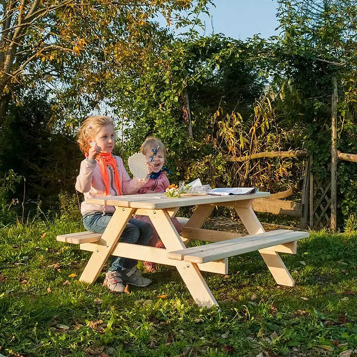 Kinder-Picknicktisch Lilli - L x B x H: 100 x 100 x 50 cm, Holz - Kinder sitzen an einem hellen Holz-Picknicktisch im Freien. Sie essen und haben Spaß.