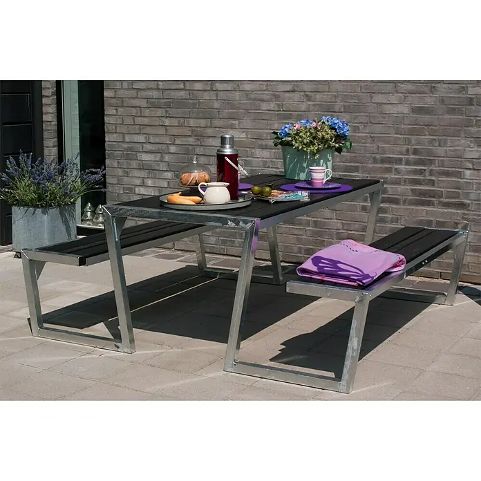 Plus Sitzgruppen-Set Zigma3 -tlg., Schwarz/Silber, Ohne Rückenlehne - Bild eines modernen Picknicktisches mit silbernem Gestell und dunkler Tischplatte, dekoriert mit Speisen und Blumen.
