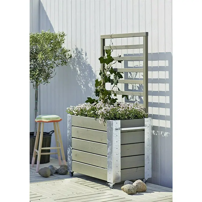 Plus Pflanzkasten Cubic - Graubraun, 87 x 50 x 155 cm, Mit Rankgitter - Der erhöhte Pflanzkasten mit Rankgitter aus Holz in Grau bietet Platz für Blumen und Kletterpflanzen und ist mobil dank Rollen.