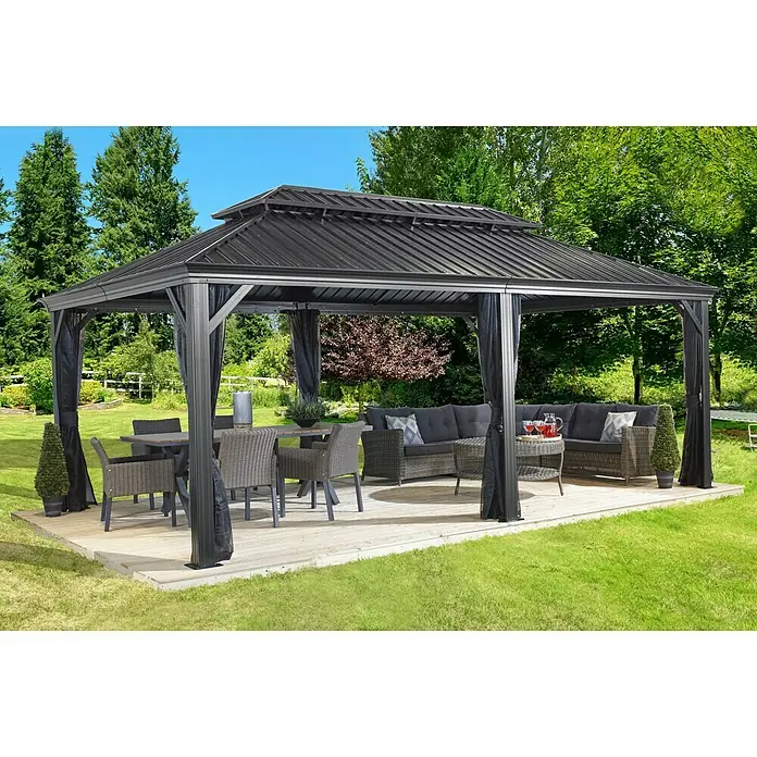 Sojag Standard-Pavillon Messina 12 x 20 - B x T: 598 x 363 cm, Farbe Gestell: Anthrazit, Aluminium - Gartenpavillon mit Möbeln auf einer Holzterrasse. Der Pavillon bietet Schatten und Schutz vor den Elementen und schafft eine entspannende Atmosphäre.