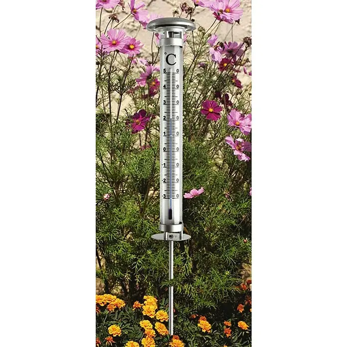 TFA Dostmann Gartenthermometer Solino - Analog, Silber - Ein Outdoor-Thermometer mit einer klaren Skala, eingebettet in eine üppige Blumenlandschaft, zeigt die aktuelle Temperatur an.