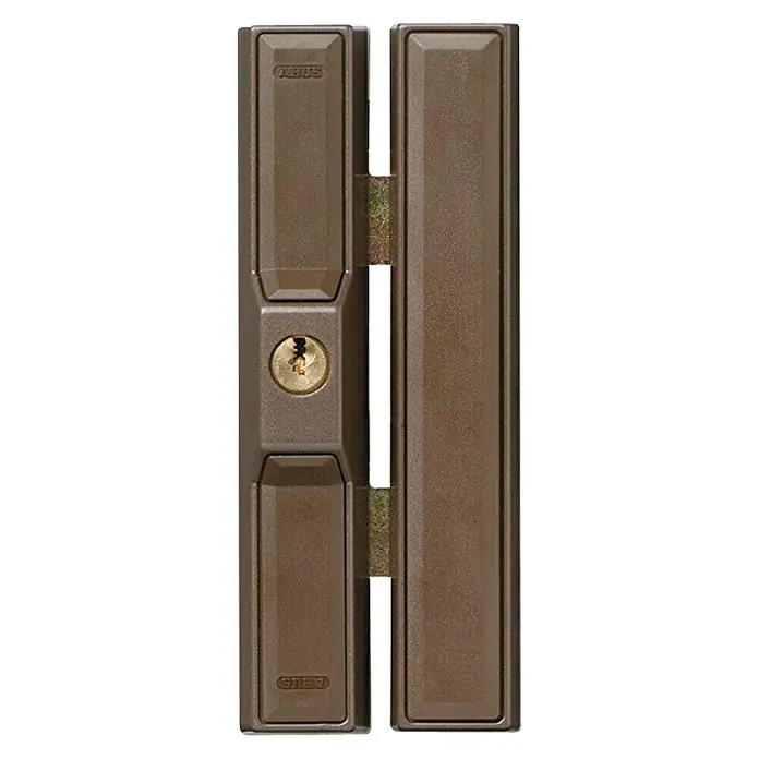 Abus Cerradura adicional para ventanas FTS88 - Marrón, Apertura universal - Primer plano de un tirador de ventana ABUS marrón, que combina seguridad y diseño elegante para tu hogar.