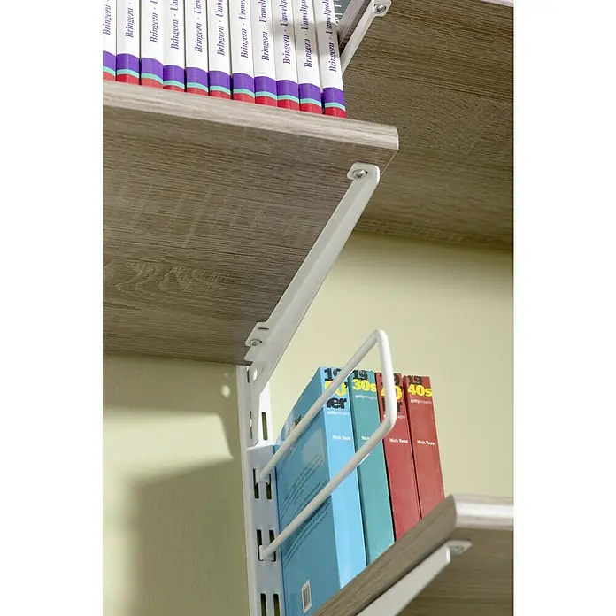 Element System Winkelträger - Länge: 28 cm, Weiß, Belastbarkeit: 55 kg, 1 Stk. - Nahaufnahme eines Bücherregals mit weißen Metallstützen und Büchern, die in den Regalen stehen.