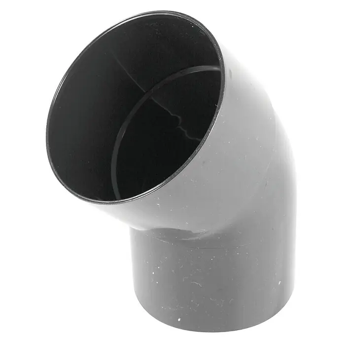 Dakota Codo de tubo - 80 mm, 45 °, Gris - Una imagen detallada de un codo de PVC negro de 45 grados contra un fondo neutro.