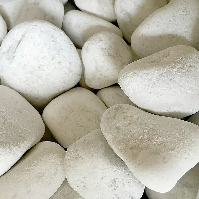 Piedras decorativas - Blanco, 20 kg, 60mm - 80mm - Primer plano de una colección de guijarros decorativos blancos y lisos, ideales para jardinería, decoración y paisajismo.