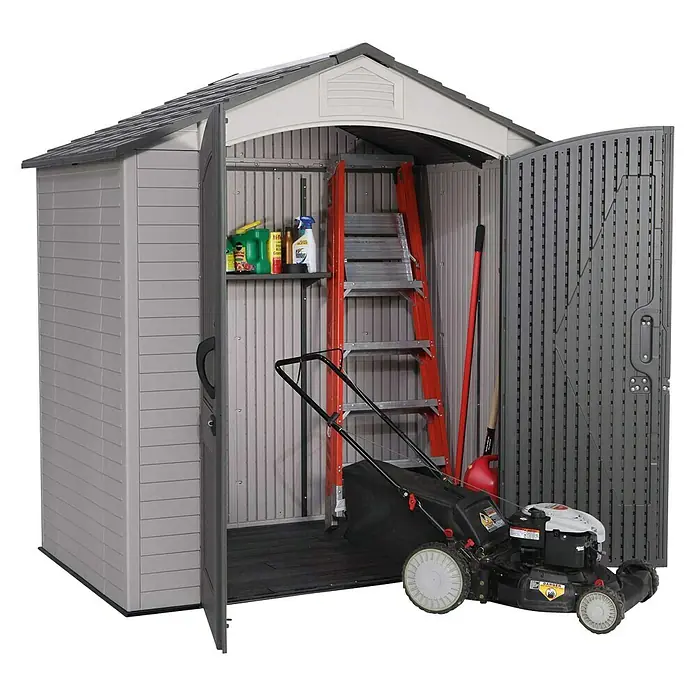 Lifetime Gerätehaus Starlet - 215 cm, 140 cm, Kunststoff, Anthrazit/Grau - Eine graue Gartengerätebox mit offenstehender Tür, in der sich eine Leiter, ein Rasenmäher und andere Gartengeräte befinden.
