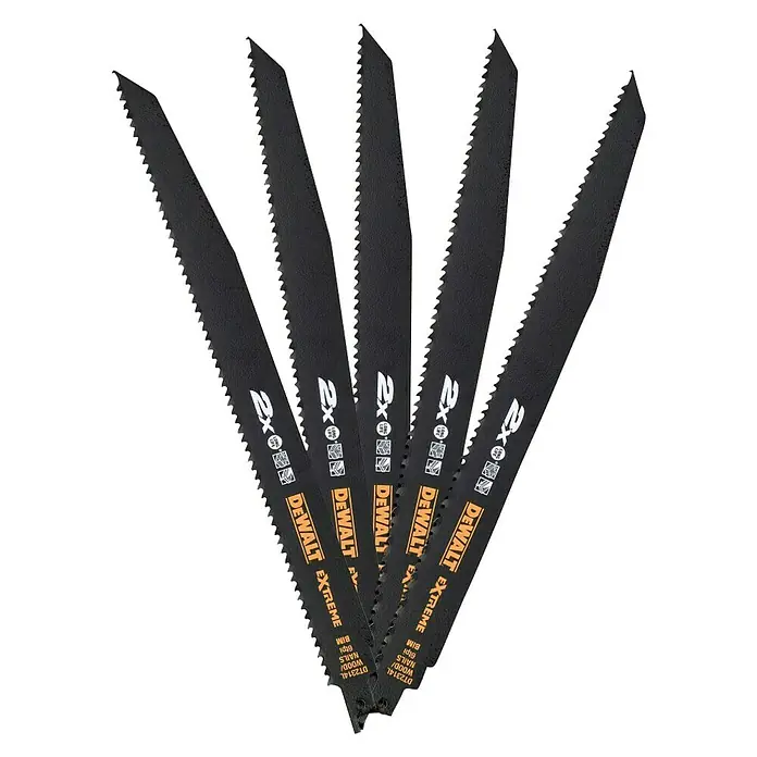 DeWalt Hoja de sierra de sable DT2314L-QZ - Madera gruesa, 5 pzs., Largo: 305 mm - La imagen muestra un primer plano de cinco hojas de sierra de calar DeWalt negras aptas para aplicaciones extremas en madera y metal.