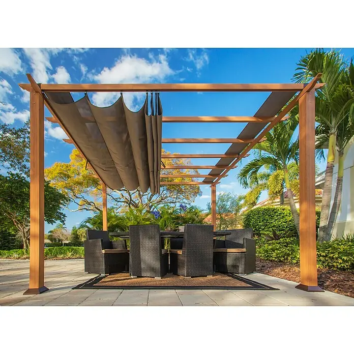 Paragon Outdoor Raffpavillon Florida - B x T: 350 x 350 cm, Farbe Dach: Braun, Farbe Gestell: Braun - Stilvoller Holzpavillon mit einziehbarer Markise über einer dunklen Rattangarnitur mit Esstisch auf einer Terrasse mit Gartenblick.