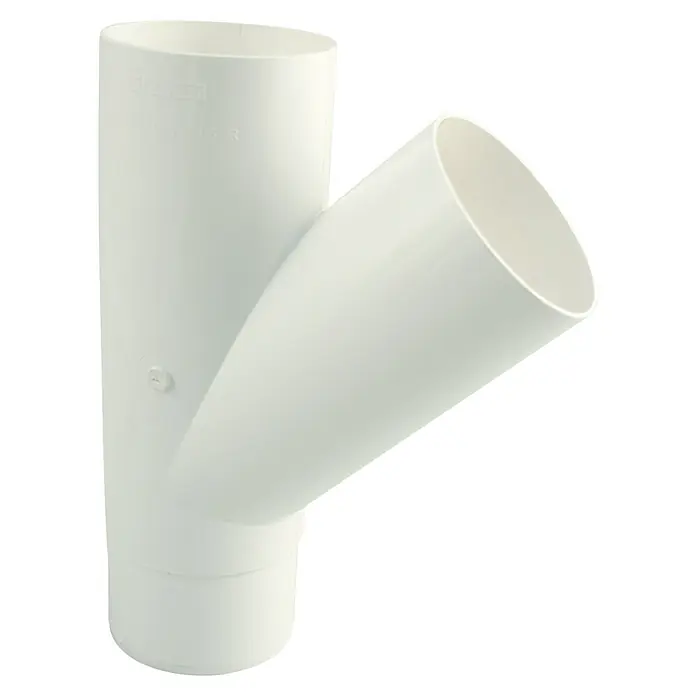 Marley Fallrohrabzweig - Nennweite Zubehör Dachrinnen: 75/75 mm, Winkel: 45 °, Kunststoff, Weiß - Ein weißes PVC-Y-Stück Rohrverbinder, das für die Installation von Sanitäranlagen konzipiert ist, präsentiert sich vor einem schwarzen Hintergrund.