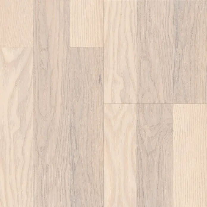 Living by Haro Parkettmuster Esche Weiß - 290 x 180 x 12 mm, Schiffsboden - Nahaufnahme von gebleichten Holzböden mit Maserung und Textur. Die sanften Farben erzeugen einen hellen, modernen Look.