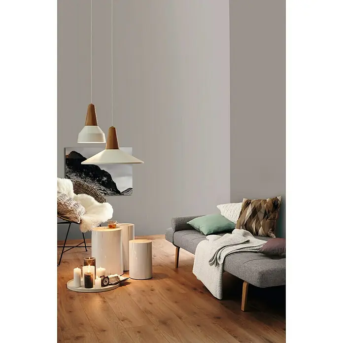 SCHÖNER WOHNEN-Farbe MyColour Wandfarbe - My Basalt, Matt, 5 l - Elegante Innenaufnahme mit zwei Pendelleuchten mit Holzdetails über einer Sitzecke, die eine gemütliche und moderne Atmosphäre schafft.