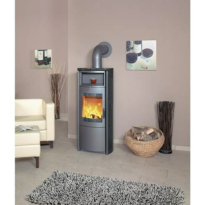 Hark Kaminofen Nika ECOplus - 5 kW, Raumheizvermögen: 138 m³, Material Verkleidung: Keramik, Schwarz - Kaminofen mit Holzfeuer im eleganten Wohnzimmer. Das moderne Design des Ofens fügt sich nahtlos in die stilvolle Einrichtung ein.